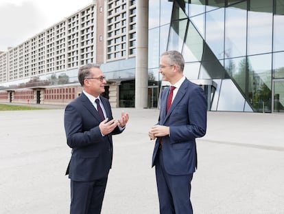 Los gobernadores de los Bancos Centrales de Alemania, Joachim Nagel (izquerda), y del Banco de España, Pablo Hernández de Cos (derecha), charlaban el miércoles de la semana pasada a las puertas del BCE, en Fráncfort.