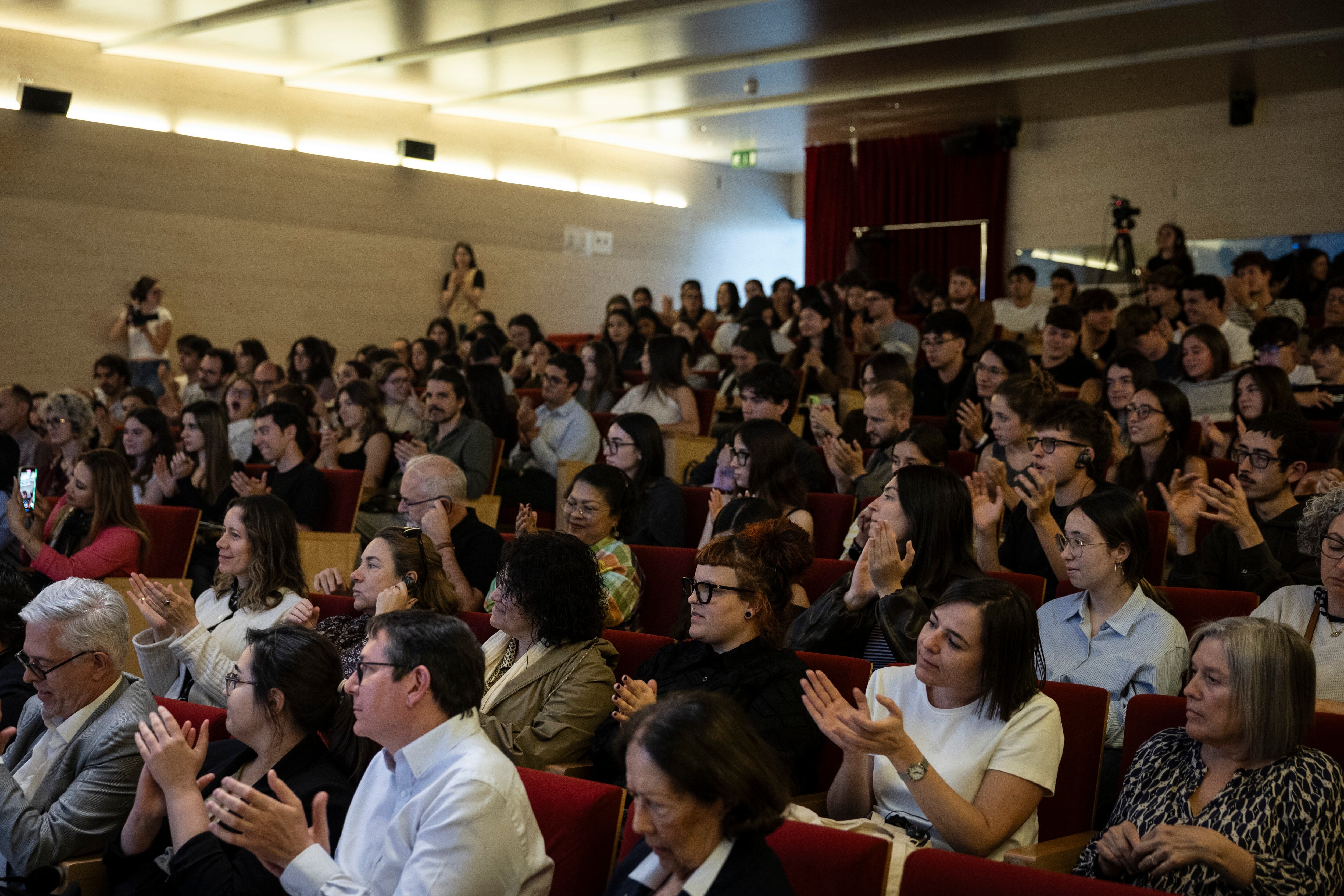 Asistentes al acto de este martes en Barcelona con los tres ganadores del Premio Ortega y Gasset de Periodismo 2026.