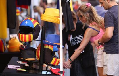 Visitantes en la feria Estelània, ayer.