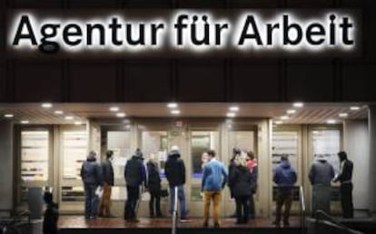 Un grupo de personas aguardan a las puertas de una oficina de empleo en Duisburgo, al oeste de Alemania. EFE/Archivo