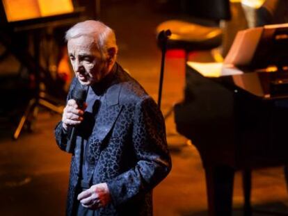 Charles Aznavour, anoche durante su concierto en el Liceo de Barcelona.