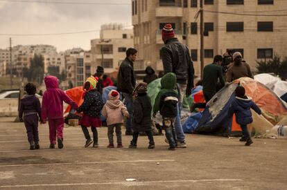 Un grupo de niños pasea por la acampada el día 14 de Diciembre, sólo dos días antes del desalojo. Las madres denunciaban que sus hijos sufrían comentarios racistas en el colegio.