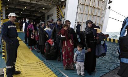 Refugiados y migrantes desembarcan del ferry Eleftherios Venizelos a su llegada al puerto de Elefsina, procedentes de la isla de Lesbos.