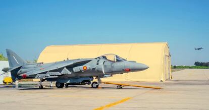 Además de barcos, España tiene en Rota aviones militares como el Harrier. A la derecha, uno de estos aparatos, aterriza de forma vertical.