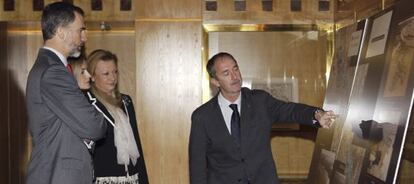 Un técnico explica a los Reyes y a la presidenta de Aragón la situación en la zona.