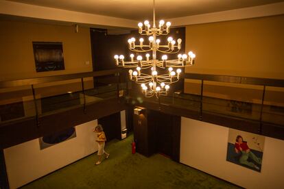 Uno de los espacios expositivos de Manifesta 14 en el Grand Hotel de Priscina. 
