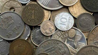 Pesetas en monedas de distinto valor.