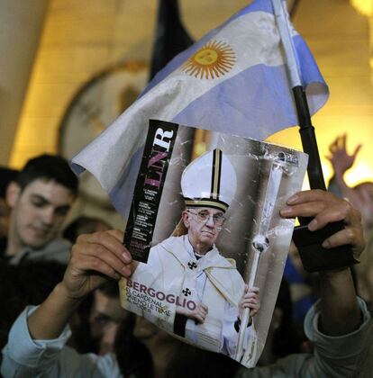 Fieles cat&oacute;licoscon la imagen del cardenal argentino Jorge Mario Bergoglio despu&eacute;s de ser elegido como el nuevo Papa, en la Catedral Metropolitana de Buenos Aires.