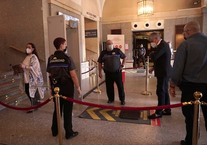 Members of the audience arrive at Madrid’s Teatro Real to see the opening performance of ‘La Traviata.’