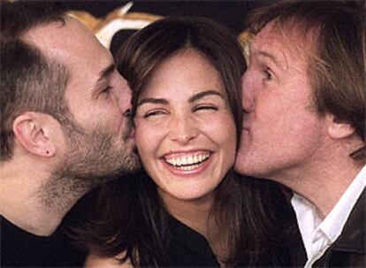 Inés Sastre, entre el director del filme, Pitoff (izquierda), y Gérard Depardieu.