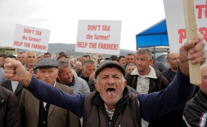 Agricultores albaneses se manifiestan este miércoles en Lushnje (Albania) contra el Gobierno por no facilitar subvenciones para paliar los altos impuestos y el elevado precio del combustible. 