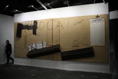 'Duat', de Antoni Tàpies, en la galería Mayoral.