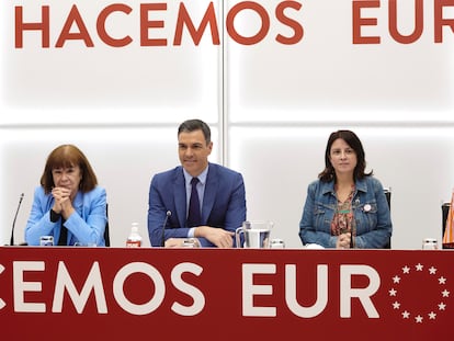 El presidente del Gobierno y secretario general del PSOE, Pedro Sánchez, acompañado por la presidenta del Partido, Cristina Narbona (izquierda) y la vicesecretaria general, Adriana Lastra (derecha), entre otros dirigentes, durante la reunión de la Ejecutiva Federal de la formación política, este lunes en Madrid.