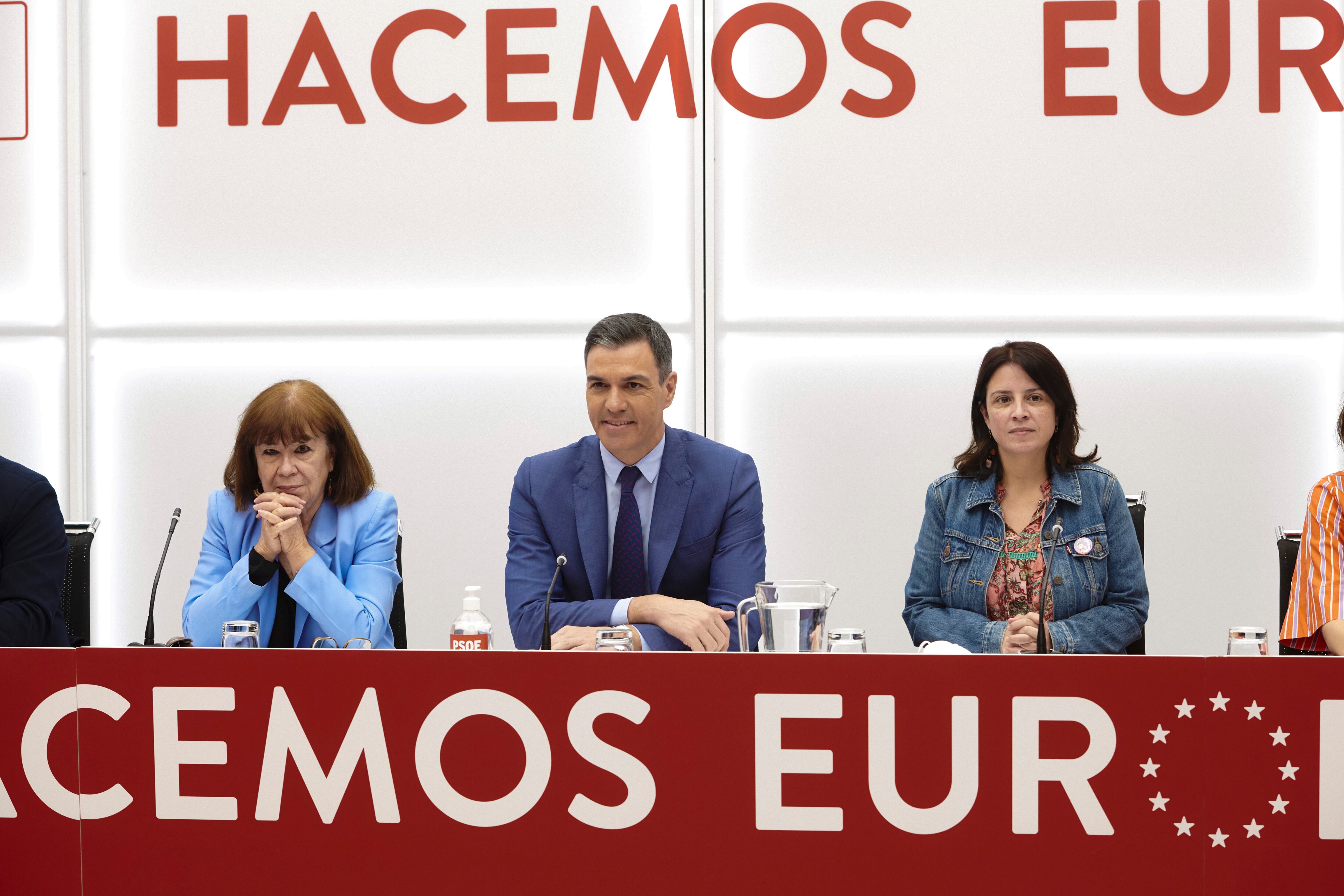 Desde la izquierda, Cristina Narbona, presidente del PSOE; Pedro Sánchez, secretario general del partido y jefe del Ejecutivo; y Adriana Lastra, ya ex vicesecretaria general de los socialistas.