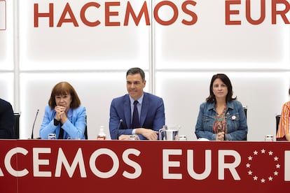 Desde la izquierda, Cristina Narbona, presidente del PSOE; Pedro Sánchez, secretario general del partido y jefe del Ejecutivo; y Adriana Lastra, ya ex vicesecretaria general de los socialistas.

