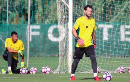 Dani Giménez, y tras él Adán, en un entrenamiento del Betis.