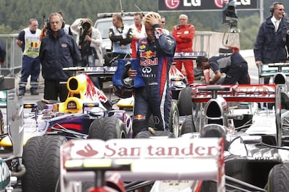 Vettel, rodeado de bólidos.