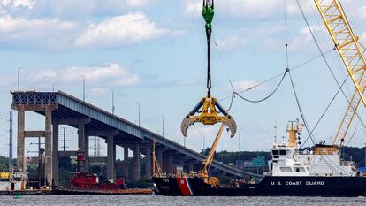 Un barco de la Guardia Costera de EE UU realiza operaciones de limpieza en el puente Francis Scott Key, este 10 de junio en Baltimore.