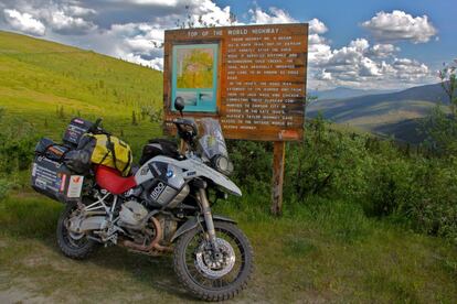 Atrevida ante el cartel de la Top of the world highway, en Alaska.