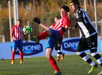 Álvaro Jiménez es compañero de Inés. Es uno de los máximos goleadores del Atleti en LaLiga Genuine. Tiene 23 años y además de jugar al fútbol es manipulador de alimentos, aunque ahora mismo está sin trabajo, y un maravilloso cantante que deja alucinados a sus colegas de vestuario, especialmente cuando se trata de interpretar a David Bustamante (“Se anima a la mínima”, dice su entrenador). “Jugando aprendo también a tratar con todo el mundo y a creer en mí mismo”. Tiene miedo a volar. En el primer vuelo que hicieron para jugar la tercera fase de la competición en Mallorca, sus entrenadores estaban preocupados por cómo le podía afectar. “Estaba muy nervioso pero al final salió todo bien”, confiesa. Volvieron a coger un avión para la última fase en Vigo y allí los nervios ya se habían transformado en risas.