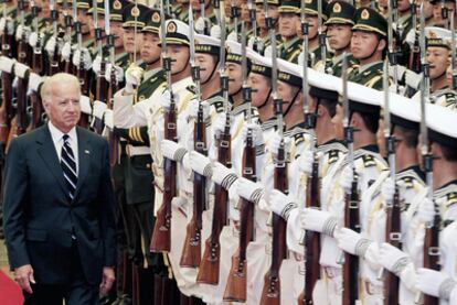 El vicepresidente estadounidense, Joe Biden, pasa revista a las tropas chinas ayer en Pekín.