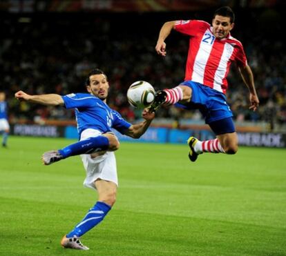 El central paraguayo Alcaraz, durante el debut mundialista de su selección ante Italia.