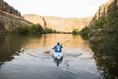 Un piragüista paleando en las hoces del río Duratón (Segovia).