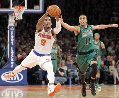 JR Smith, de los Knicks, captura el balón ante Lee, de los Celtics.