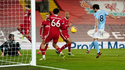 Ilkay Gundogan anota uno de los tantos del City este domingo ante el Liverpool en Anfield.