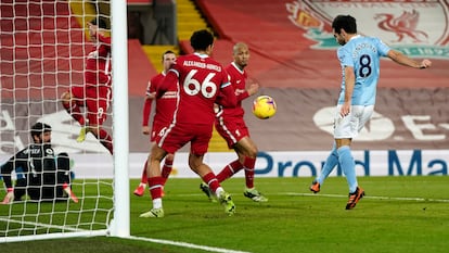 Ilkay Gundogan anota uno de los tantos del City este domingo ante el Liverpool en Anfield.