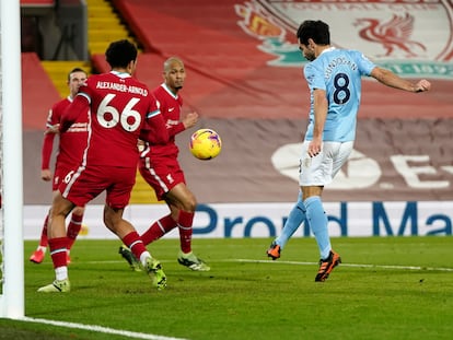 Ilkay Gundogan anota uno de los tantos del City este domingo ante el Liverpool en Anfield.