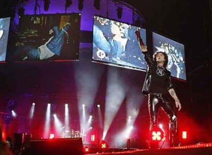 Enrique Bunbury, líder de Héroes del Silencio, durante su actuación ayer en Sevilla.