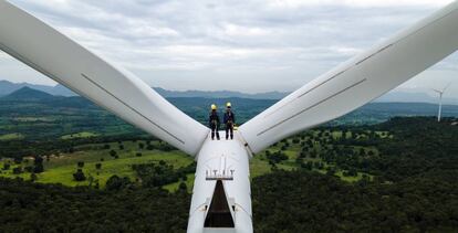 Dos ingenieros en un aerogenerador.