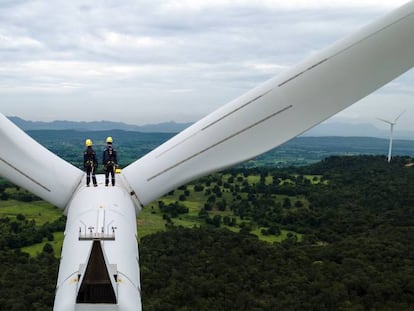 Dos ingenieros en un aerogenerador. 