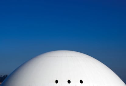 <b>La cúpula blanca de 18 metros de altura se ha convertido ya en un ilusionante icono para Asturias, y sobre todo para Avilés, tercer municipio del Principado en dimensión, especialmente azotado por la reconversión industrial.</b>