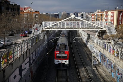 Un tren llegando a la estación de Entrevías. Lo mejor de vivir aquí, dicen muchos, es que el alquiler es relativamente barato y en casi nada llegan al centro en el tren de cercanías que toman en el apeadero, que durante el día es un hervidero.