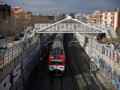 Un tren de Cercanías llega a la estación de Entrevías, a principios de noviembre.