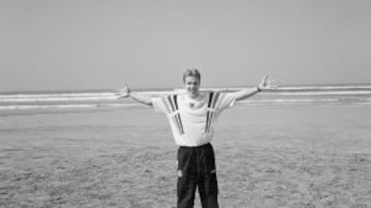 Robert Enke, con la camiseta de la selecci&oacute;n alemana, en una de las fotograf&iacute;as de la biograf&iacute;a del portero que se suicid&oacute; hace tres a&ntilde;os.