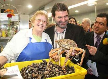 Anxo Quintana, junto al candidato Henrique Tello, en el mercado de A Coruña.