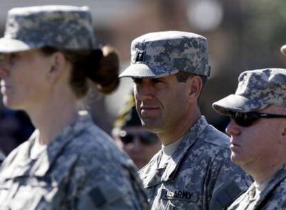 El general Beau Biden, en el centro, antes de partir hacia su misión a Irak.