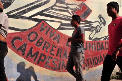 La escuela de Ayotzinapa se encuentra a un lado de una carretera secundaria, a tres horas de la Ciudad de México. Los estudiantes, provenientes en su mayoría de familias que cultivan maíz y frijol, estudian y duermen en habitaciones compartidas. Las decisiones de régimen interno se toman en asambleas donde se vota a mano alzada y predomina el lenguaje revolucionario. En los murales de los pasillos se reivindica la lucha obrera y campesina.