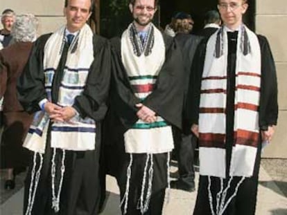 Los tres nuevos rabinos: el alemán Daniel Alter, el surafricano Malcolm Matitiani y el checo Tom Kucera (de izquierda a derecha).