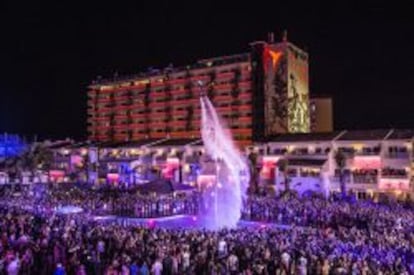 Fiesta en la piscina del Hotel Ushua&iuml;a, de la cadena Palladium.