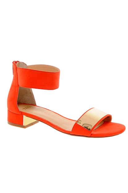 Sandalias planas de color naranja con aplicaciones doradas, de Asos (32,47 euros).