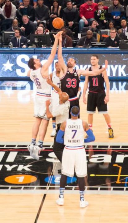 Pau y Marc Gasol saltan a por la pelota