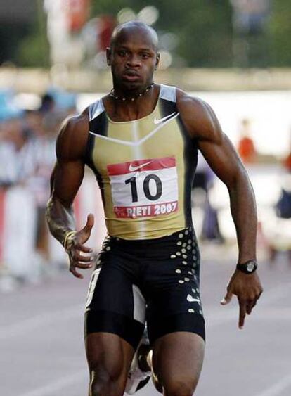 Asafa Powell, ayer en la carrera en la que batió el récord del mundo.