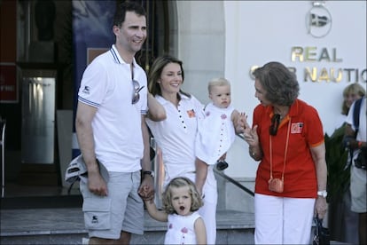 Los entonces príncipes de Asturias con sus hijas, Leonor y Sofía (en brazos de doña Letizia), con la reina Sofía durante la 27º edición de la Copa del Rey de Vela, en el verano de 2008.
