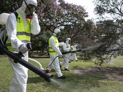 Cuadrillas de operarios de fumigaci&oacute;n en Buenos Aires.