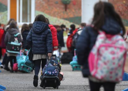 Varios niños volvían en enero pasado a clase en un colegio madrileño tras las vacaciones de Navidad.