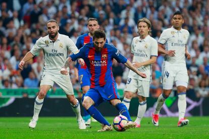 Lionel Messi marca el primer gol del Barcelona en una gran jugada.